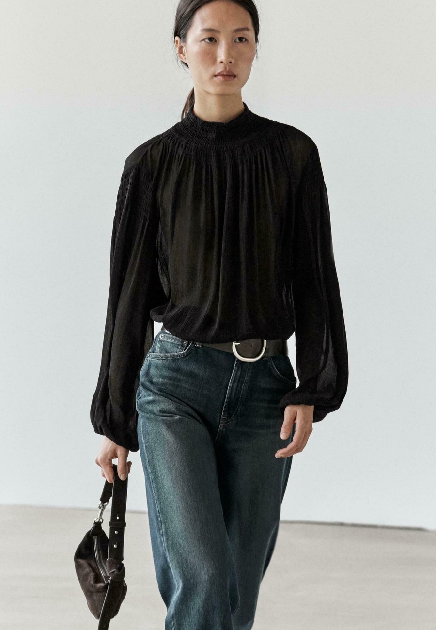 Блуза Massimo Dutti FLOWING WITH DETAIL, Black
Блуза Massimo Dutti FLOWING WITH DETAIL, Black