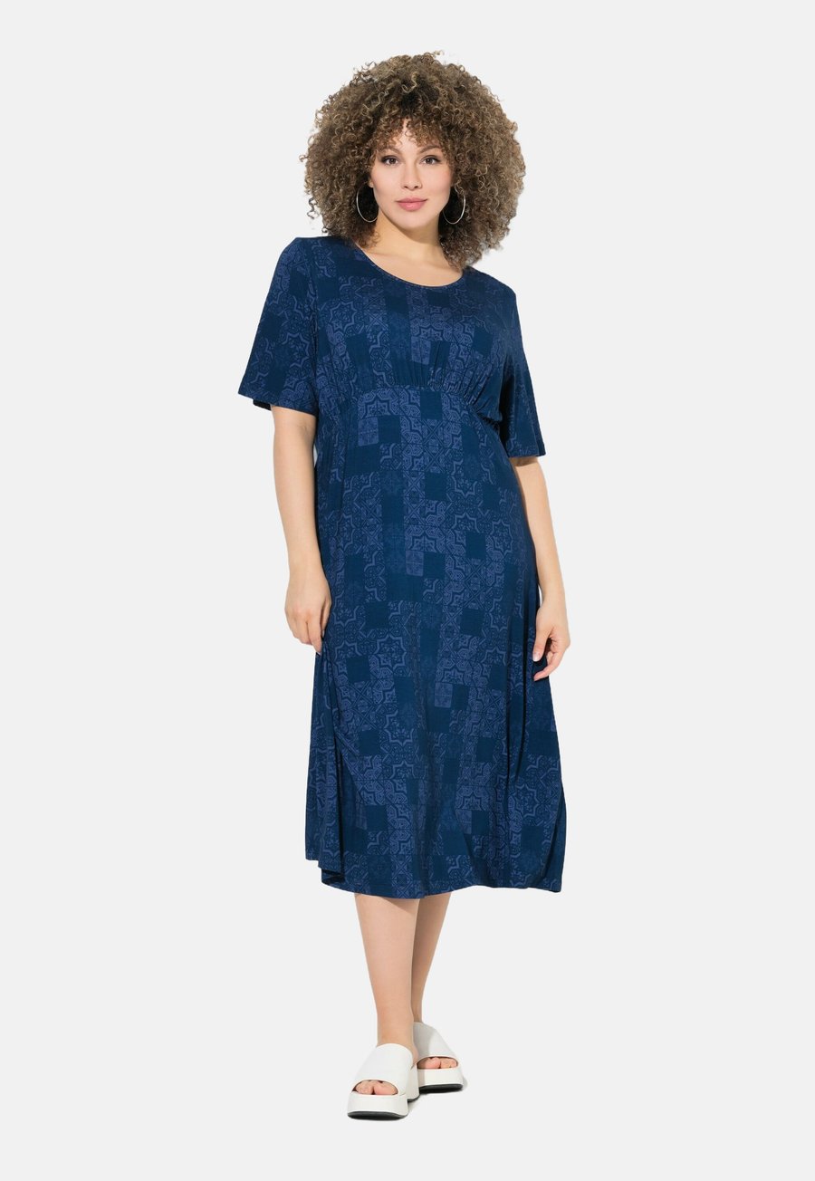 Платье Ulla Popken MOSAIC PRINT SHORT SLEEVE MIDI , Dark Blue
Платье Ulla Popken MOSAIC PRINT SHORT SLEEVE MIDI , Dark Blue