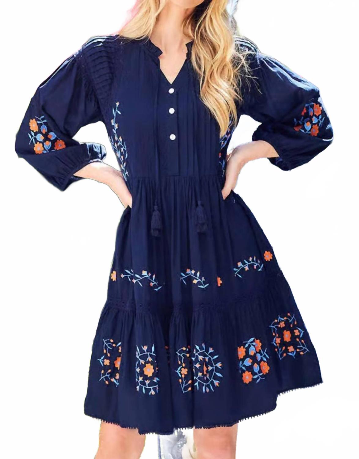 Вышитое платье с кружевной отделкой в темно-синем цвете Karen Kane
Вышитое платье с кружевной отделкой в темно-синем цвете Karen Kane