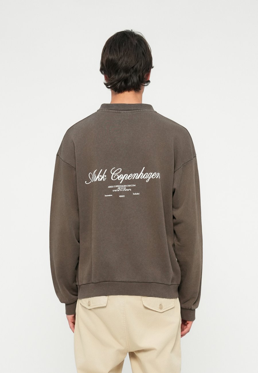 Топ ARKK Copenhagen LONG SLEEVE POLO UNISEX, Faded Brown/Brown
Топ ARKK Copenhagen LONG SLEEVE POLO UNISEX, Faded Brown/Brown
