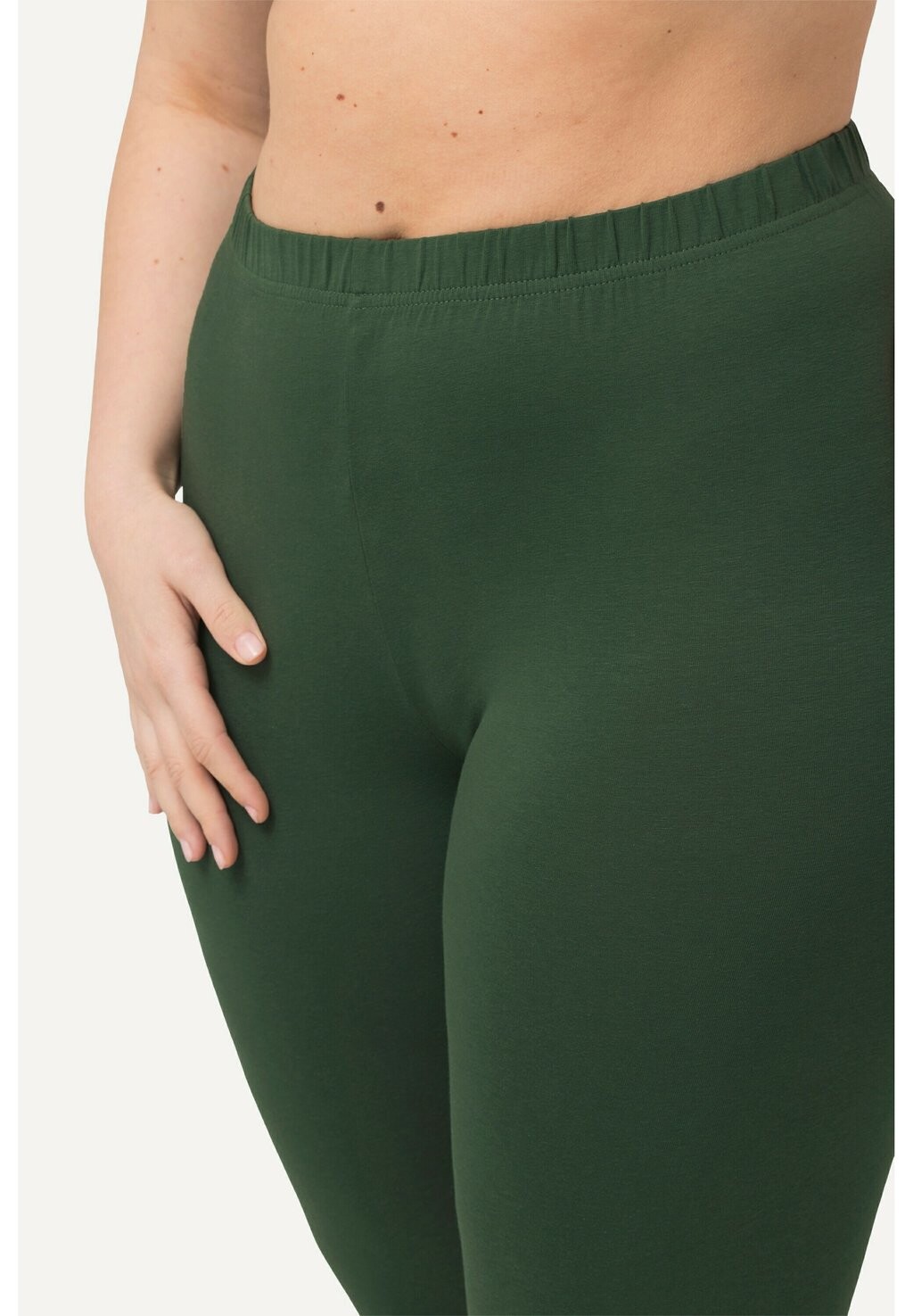 Леггинсы ENGANLIEGENDE SKINNY RUNDUM-GUMMIBUND Leggings Ulla Popken, оливковый
Леггинсы ENGANLIEGENDE SKINNY RUNDUM-GUMMIBUND Leggings Ulla Popken, оливковый