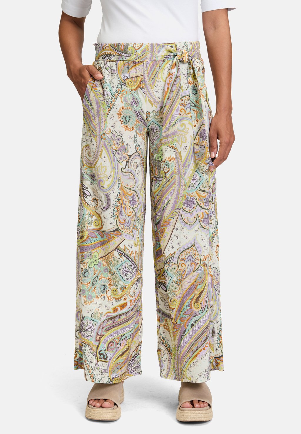 Брюки PALAZZO - MIT GUMMIZUG Cartoon, зеленый
Брюки PALAZZO - MIT GUMMIZUG Cartoon, зеленый