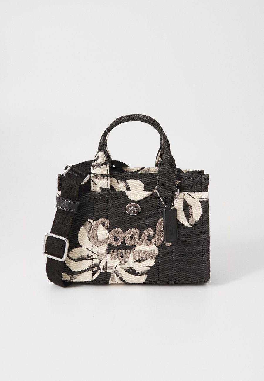 Сумка кросс-боди COACH CARGO TOTE BAG 20 WITH BOW PRINT, Black Multi/Black
Сумка кросс-боди COACH CARGO TOTE BAG 20 WITH BOW PRINT, Black Multi/Black
