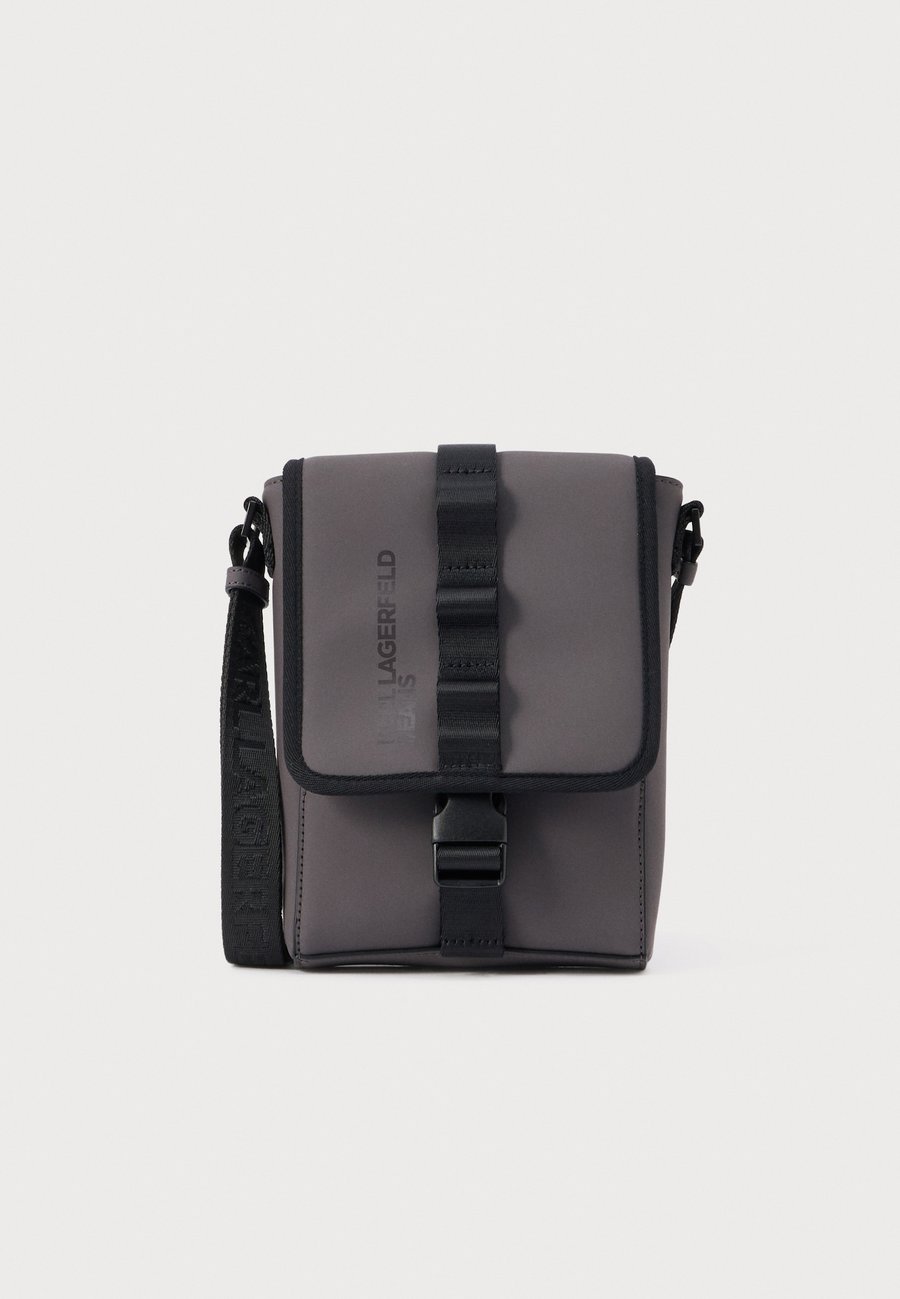 Сумка кросс-боди Karl Lagerfeld Jeans REPORTER, Magnet/Grey
Сумка кросс-боди Karl Lagerfeld Jeans REPORTER, Magnet/Grey