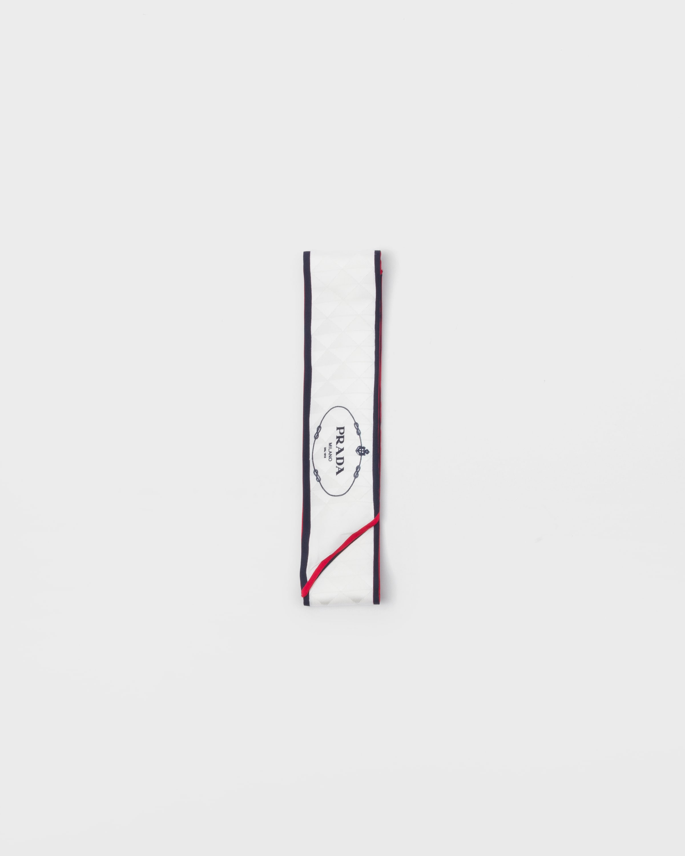 Узкий шарф из жаккардового шелкового твила с принтом Prada, белый
Узкий шарф из жаккардового шелкового твила с принтом Prada, белый