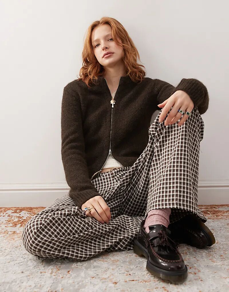 Кардиган Odora из смеси шерсти и застежки-молнии коричневого цвета Weekday
Кардиган Odora из смеси шерсти и застежки-молнии коричневого цвета Weekday