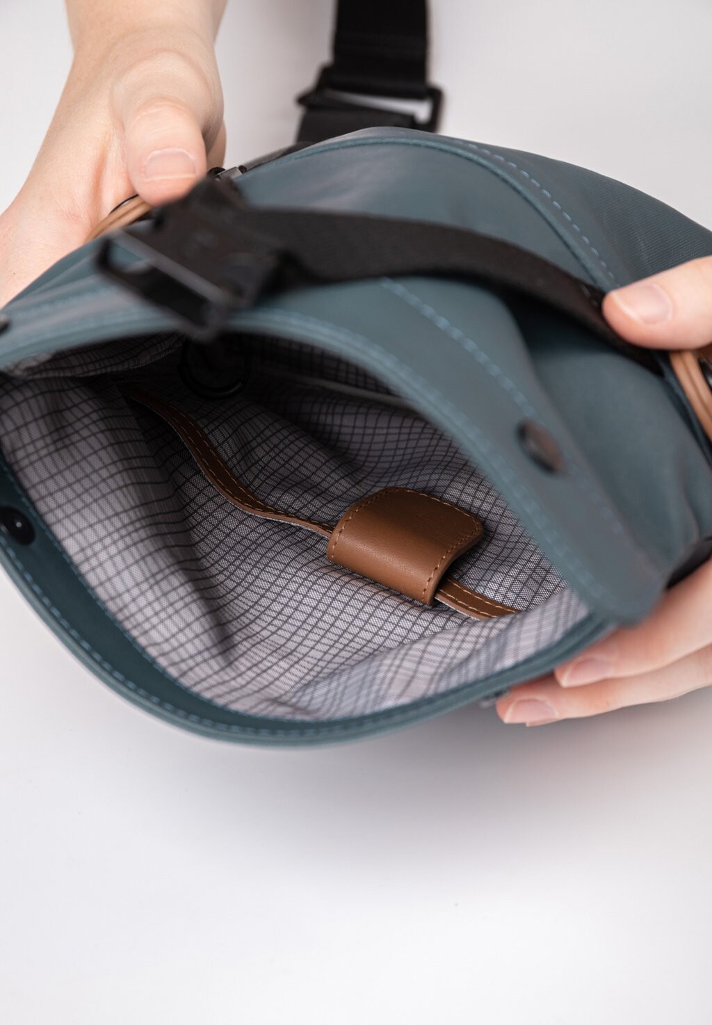 Сумка через плечо TSU Aunts & Uncles, цвет cosmic void
Сумка через плечо TSU Aunts & Uncles, цвет cosmic void