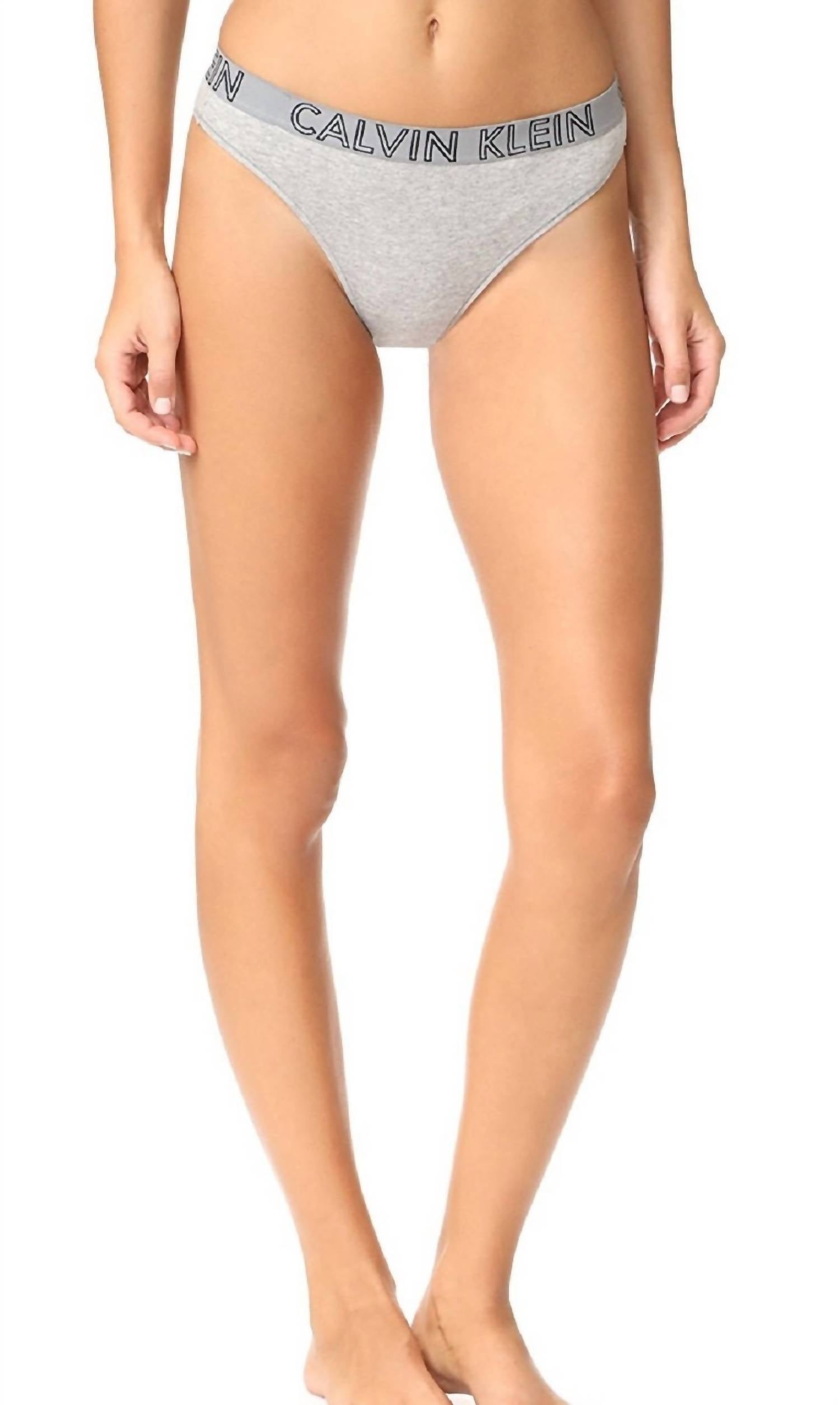 Ультрамягкие хлопковые трусики-стринги в сером цвете Calvin Klein, серый
Ультрамягкие хлопковые трусики-стринги в сером цвете Calvin Klein, серый