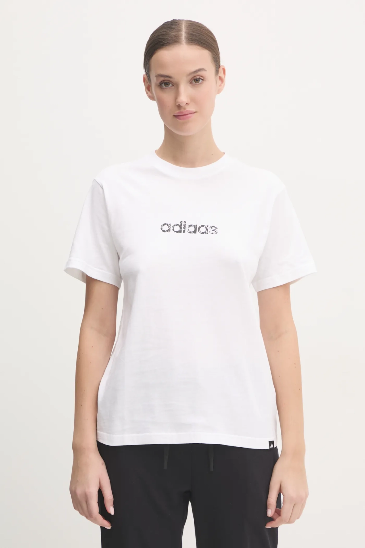 Хлопковая футболка с камуфляжным принтом adidas, бежевый 
Хлопковая футболка с камуфляжным принтом adidas, бежевый