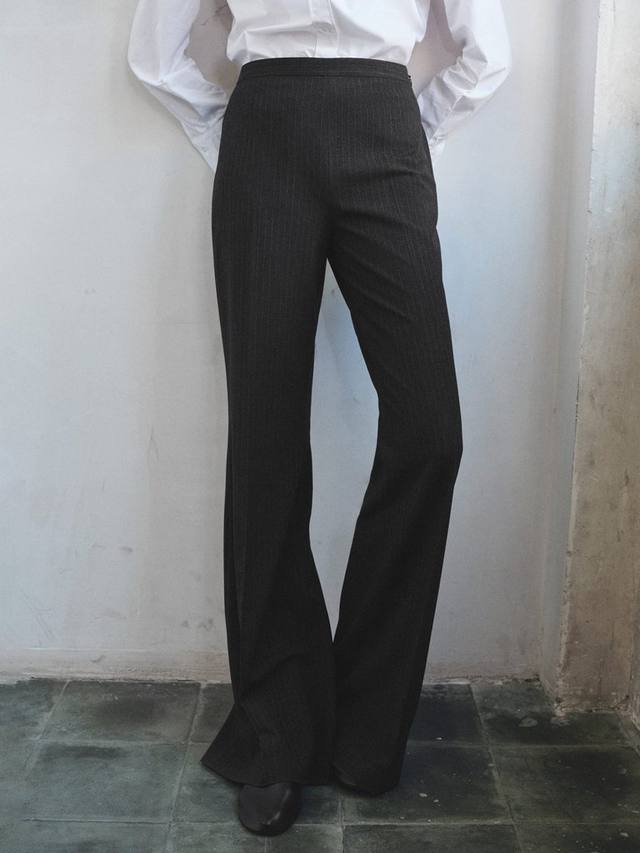 Irise Stripe зауженные прямые брюки Mango
Irise Stripe зауженные прямые брюки Mango