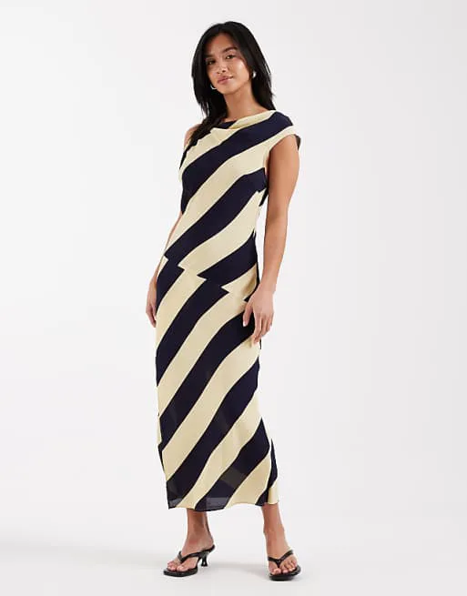 Прозрачное платье миди с воротником-хомутом ASOS DESIGN Petite в полоску
Прозрачное платье миди с воротником-хомутом ASOS DESIGN Petite в полоску