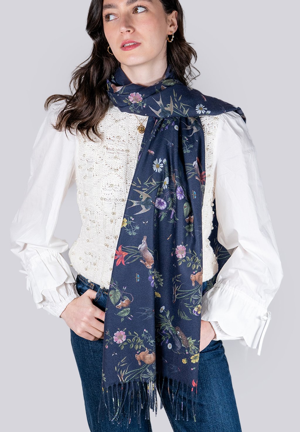 Шарф RUNNING BUNNY TOILE FRINGE FABLE ENGLAND, деним 
Шарф RUNNING BUNNY TOILE FRINGE FABLE ENGLAND, деним