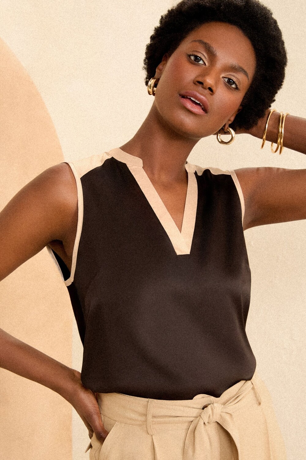 Атласный жилет из джерси спереди с v-образным вырезом на спине Love & Roses, черный
Атласный жилет из джерси спереди с v-образным вырезом на спине Love & Roses, черный