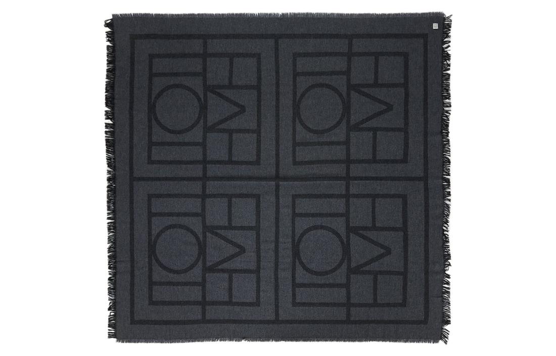 Totême Monogram Вязаный шарф TOTEME, серый
Totême Monogram Вязаный шарф TOTEME, серый