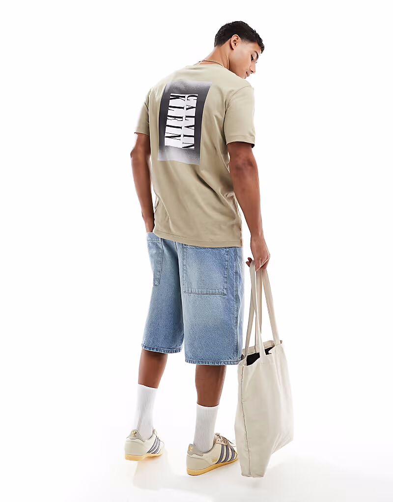 Футболка Calvin Klein Jeans с принтом в виде коробки на спине и эффектом омбре бежевого цвета
Футболка Calvin Klein Jeans с принтом в виде коробки на спине и эффектом омбре бежевого цвета