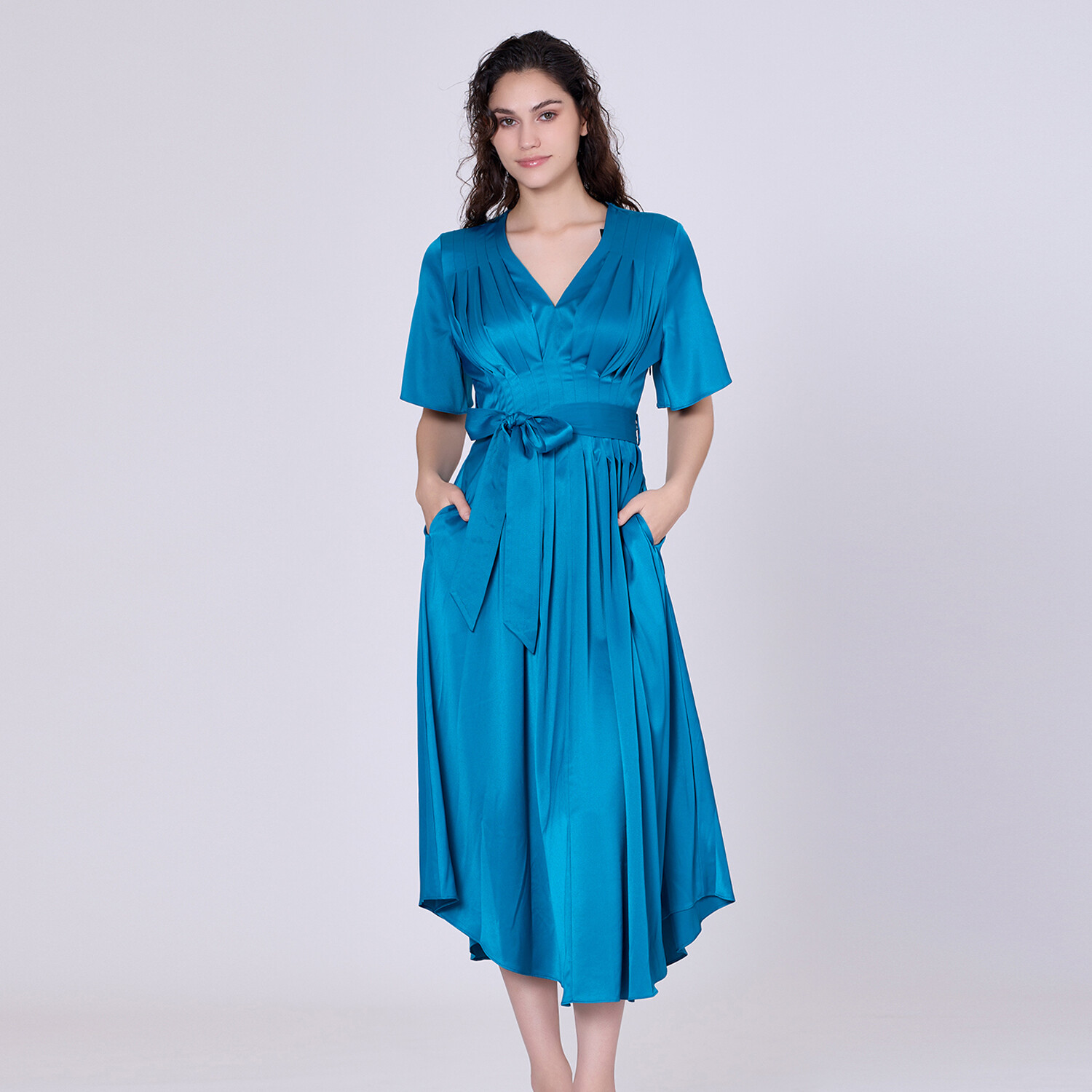 Атласное платье с множеством складок Smart And Joy, синий
Атласное платье с множеством складок Smart And Joy, синий