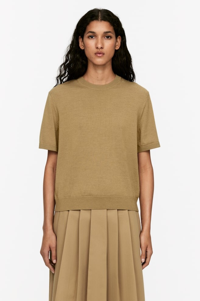 Вязаная футболка из шерсти мериноса Arket, бежевый
Вязаная футболка из шерсти мериноса Arket, бежевый