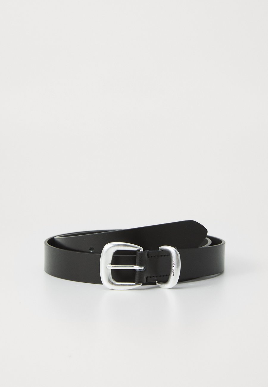 Ремень Calvin Klein PIECE LOGO BUCKLE BELT, Black
Ремень Calvin Klein PIECE LOGO BUCKLE BELT, Black