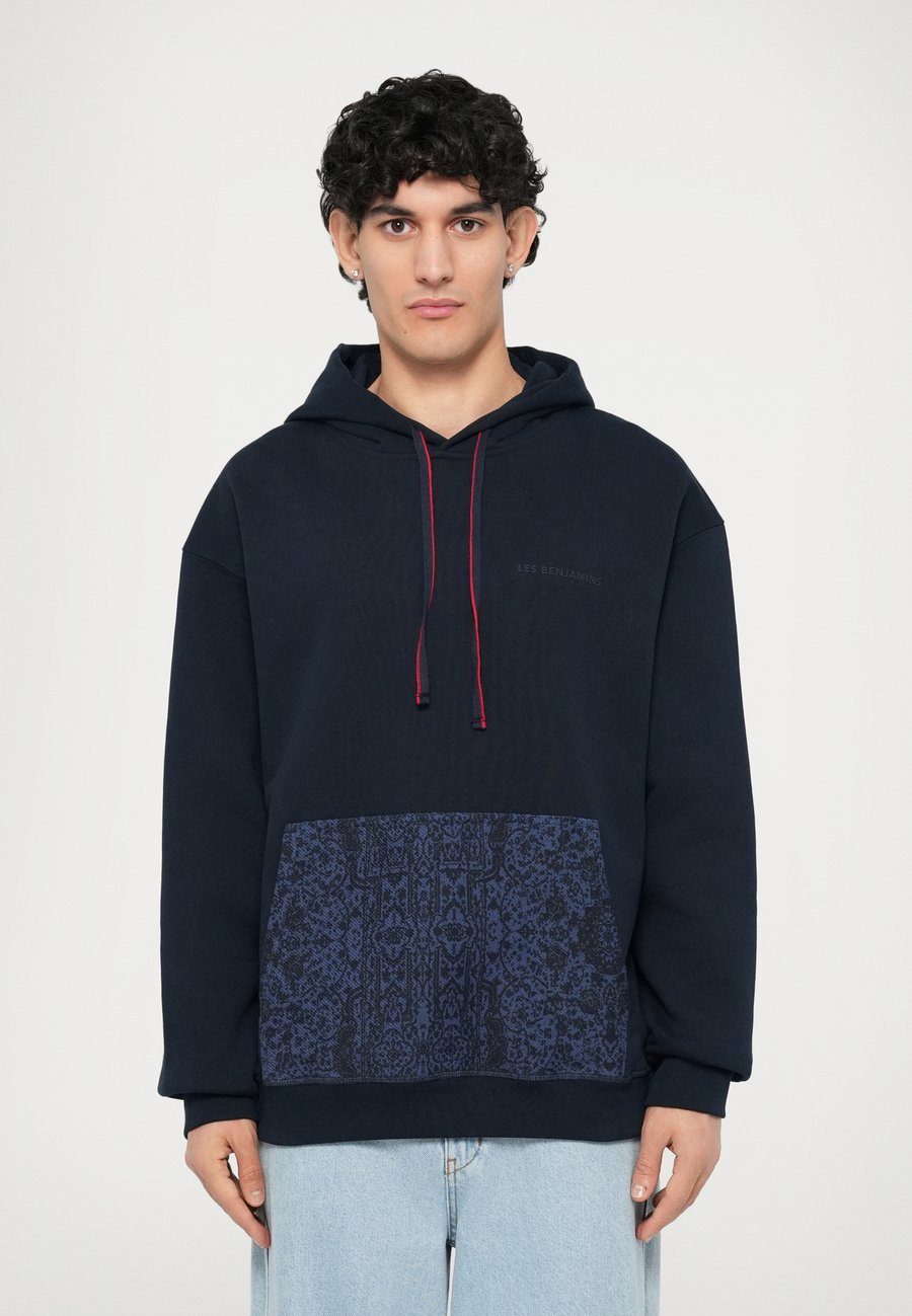 Толстовка Les Benjamins HOODIES , Navy/Blue Denim
Толстовка Les Benjamins HOODIES , Navy/Blue Denim