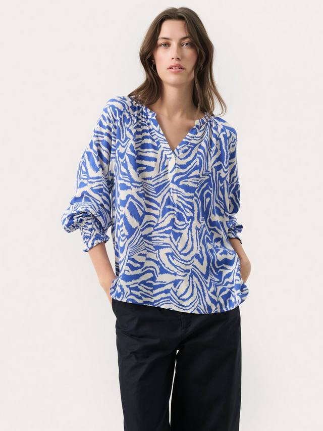 Тенни с v-образным вырезом и узором Part Two, Amparo Blue/Multi
Тенни с v-образным вырезом и узором Part Two, Amparo Blue/Multi