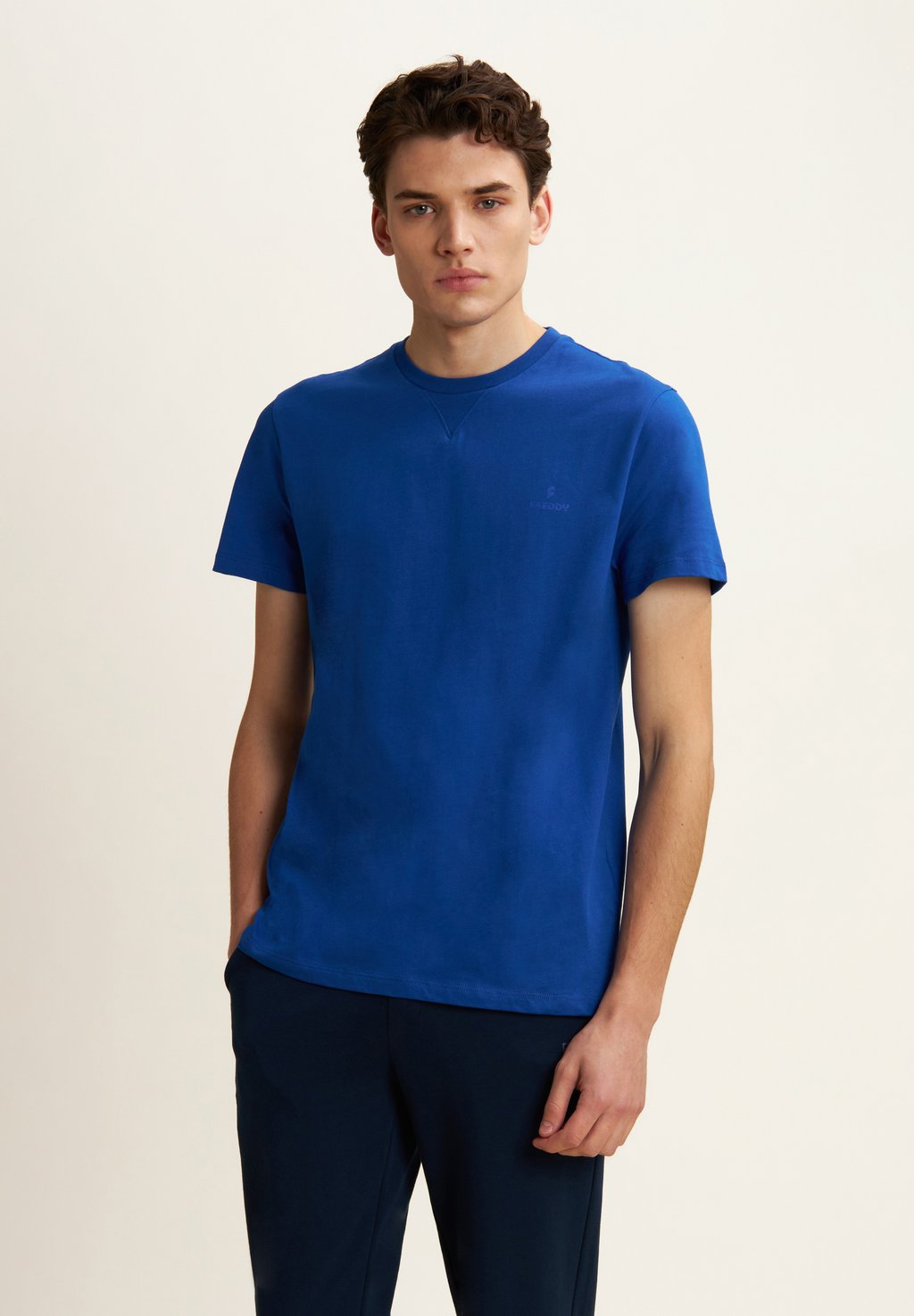 Базовая футболка REGULAR CON SCOLLO GIROCOLLO E LOGO Freddy, синий
Базовая футболка REGULAR CON SCOLLO GIROCOLLO E LOGO Freddy, синий