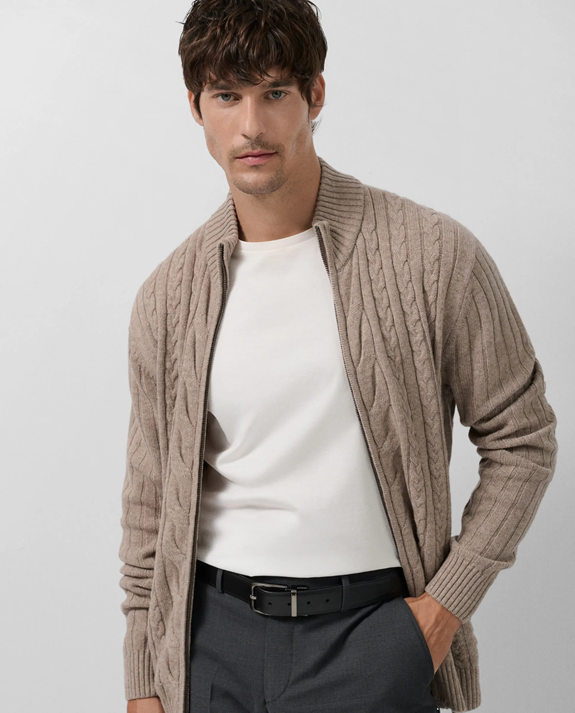 Мужская вязаная куртка с узором "восьмерки" на молнии Roberto Verino, светло-коричневый 
Мужская вязаная куртка с узором "восьмерки" на молнии Roberto Verino, светло-коричневый