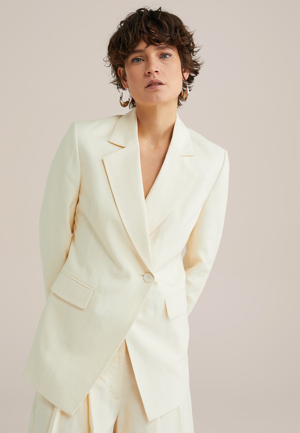 Короткое пальто WE Fashion, белый
Короткое пальто WE Fashion, белый