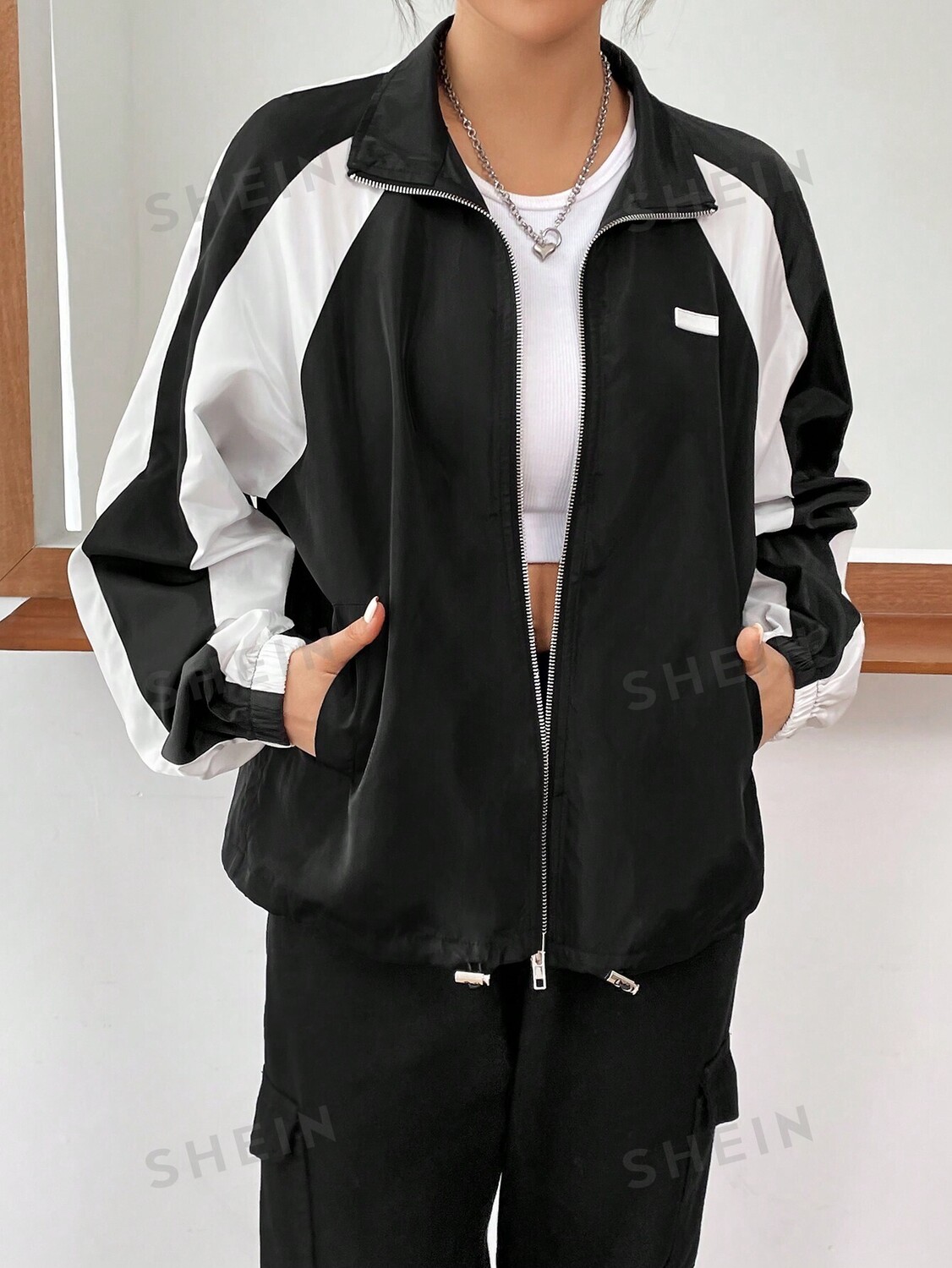 EZwear Куртка, цветовая гамма, рукава реглан, подол на кулиске, застежка-молния Shein, черно-белый
EZwear Куртка, цветовая гамма, рукава реглан, подол на кулиске, застежка-молния Shein, черно-белый