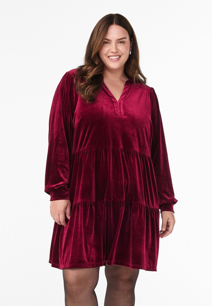 Платье Zizzi MIT RÜSCHENKRAGEN UND LANGEN ÄRMELN, Wine Red/Dark Red
Платье Zizzi MIT RÜSCHENKRAGEN UND LANGEN ÄRMELN, Wine Red/Dark Red