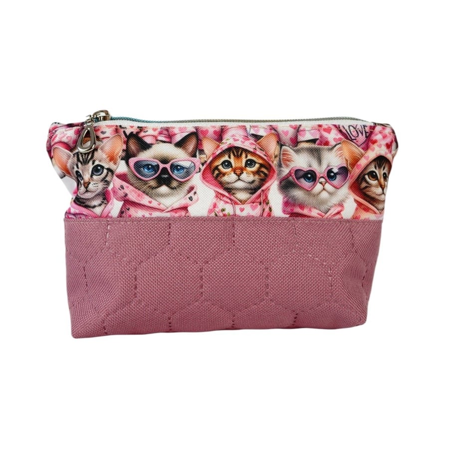 Детская косметичка «Кошки в толстовке» Szycie z pasją
Детская косметичка «Кошки в толстовке» Szycie z pasją