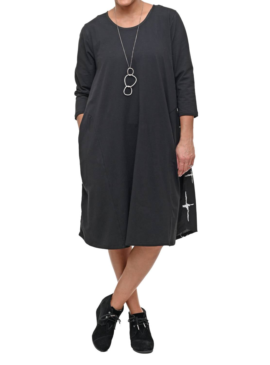 Таби Платье в черной галактике Tulip Clothing
Таби Платье в черной галактике Tulip Clothing