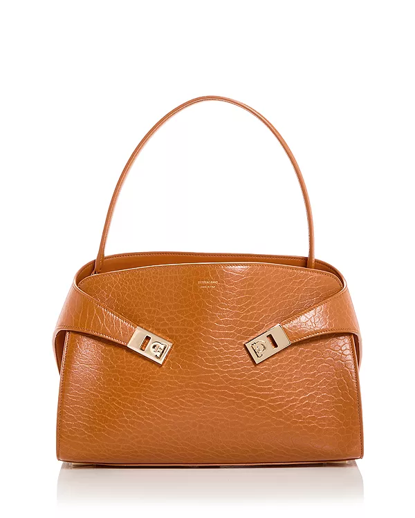 Сумка-Мешок из кожи с верхней ручкой Ferragamo, бежевый
Сумка-Мешок из кожи с верхней ручкой Ferragamo, бежевый