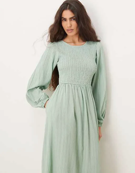 Мятное платье миди с длинными рукавами и потертостями
Мятное платье миди с длинными рукавами и потертостями