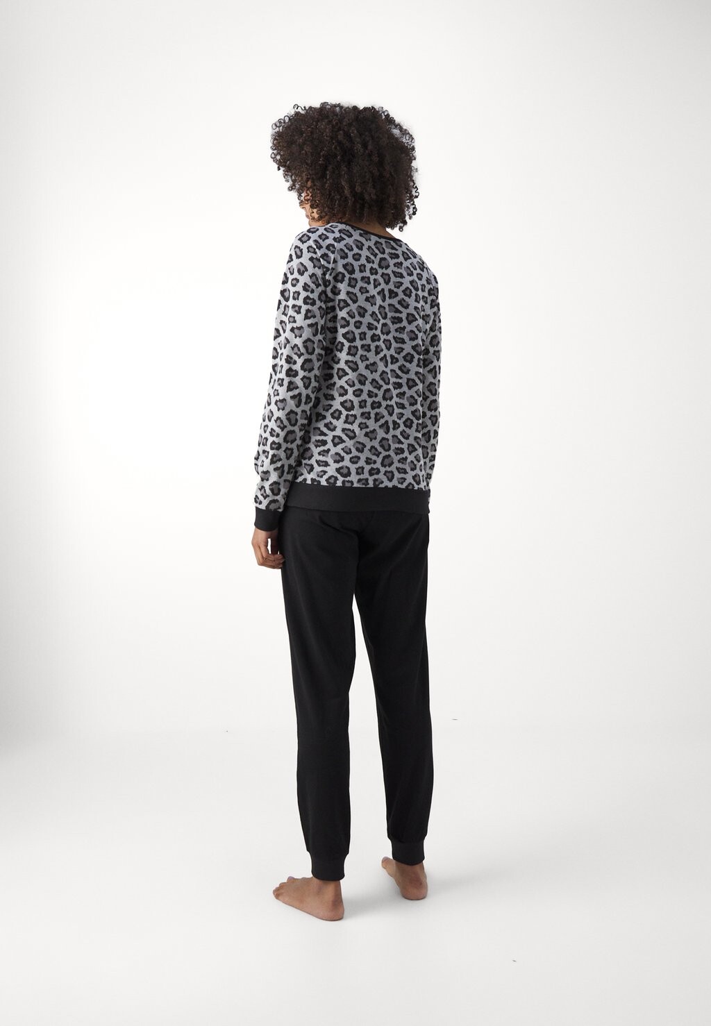 Комплект ночного белья VD LEO SET LASCANA, серый
Комплект ночного белья VD LEO SET LASCANA, серый