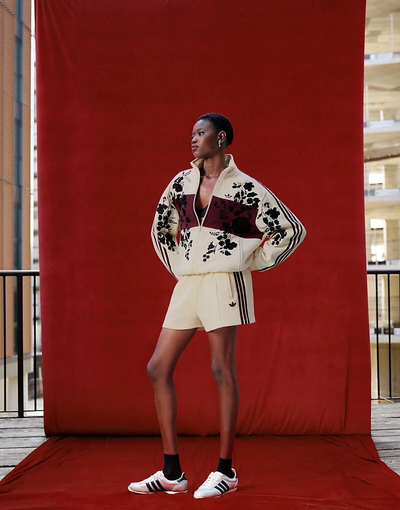 Мини-шорты adidas Originals x ASOS цвета пахты
Мини-шорты adidas Originals x ASOS цвета пахты