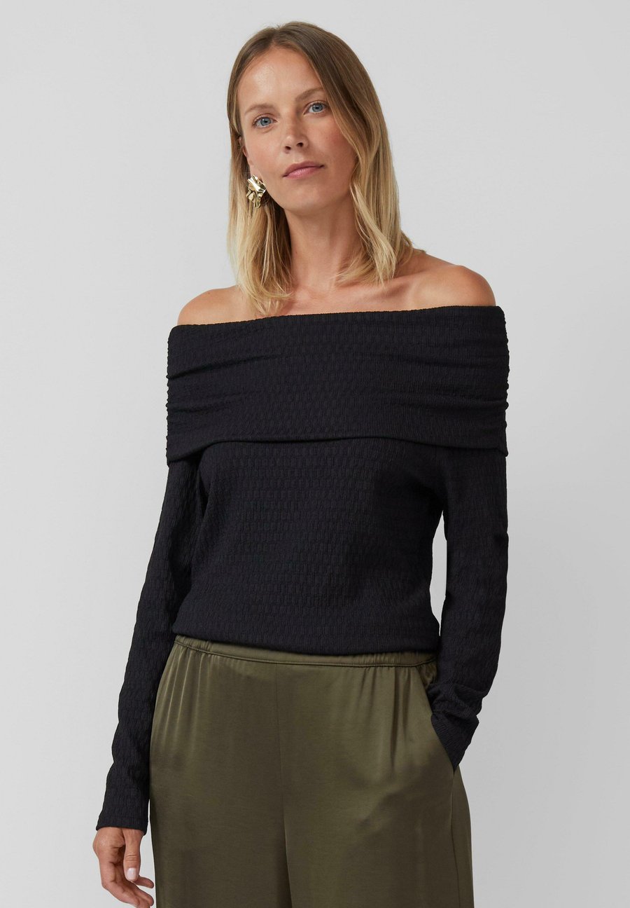 Топ s.Oliver BLACK LABEL STRUKTURIERTES OFF-SHOULDER IM SLIM FIT, Schwarz/Black
Топ s.Oliver BLACK LABEL STRUKTURIERTES OFF-SHOULDER IM SLIM FIT, Schwarz/Black