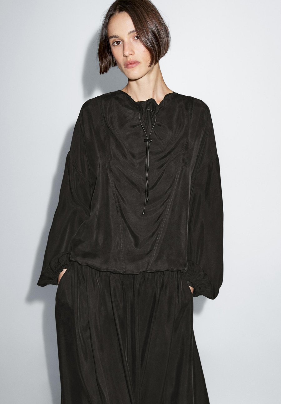 Блуза Massimo Dutti GARMENT WITH DRAWSTRING DETAIL, Grey
Блуза Massimo Dutti GARMENT WITH DRAWSTRING DETAIL, Grey