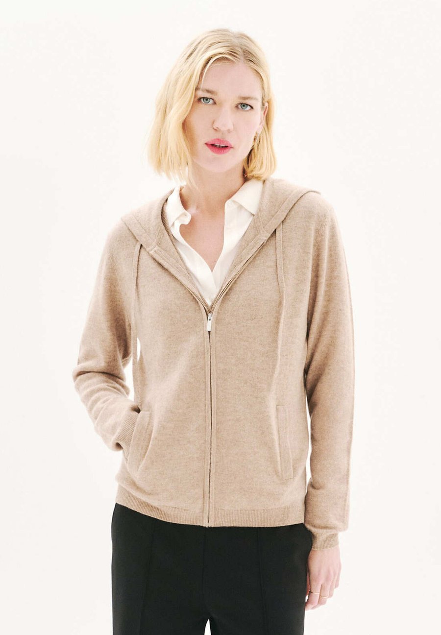 Кардиган Caroll FRENCH FASHION ELEGANT MODERN BASILA, Marron Clair/Light Brown
Кардиган Caroll FRENCH FASHION ELEGANT MODERN BASILA, Marron Clair/Light Brown