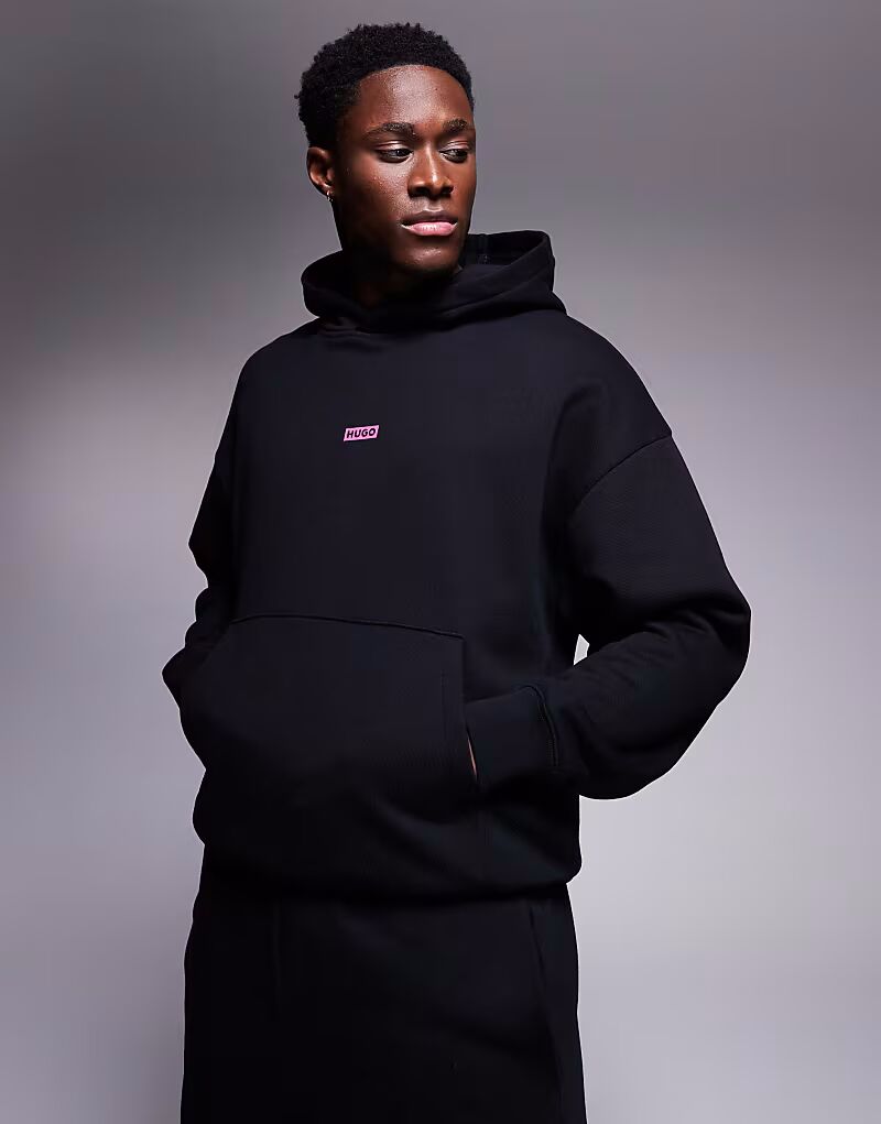 Hugo Blue co-ord свободная толстовка с капюшоном черного цвета с розовым логотипом
Hugo Blue co-ord свободная толстовка с капюшоном черного цвета с розовым логотипом