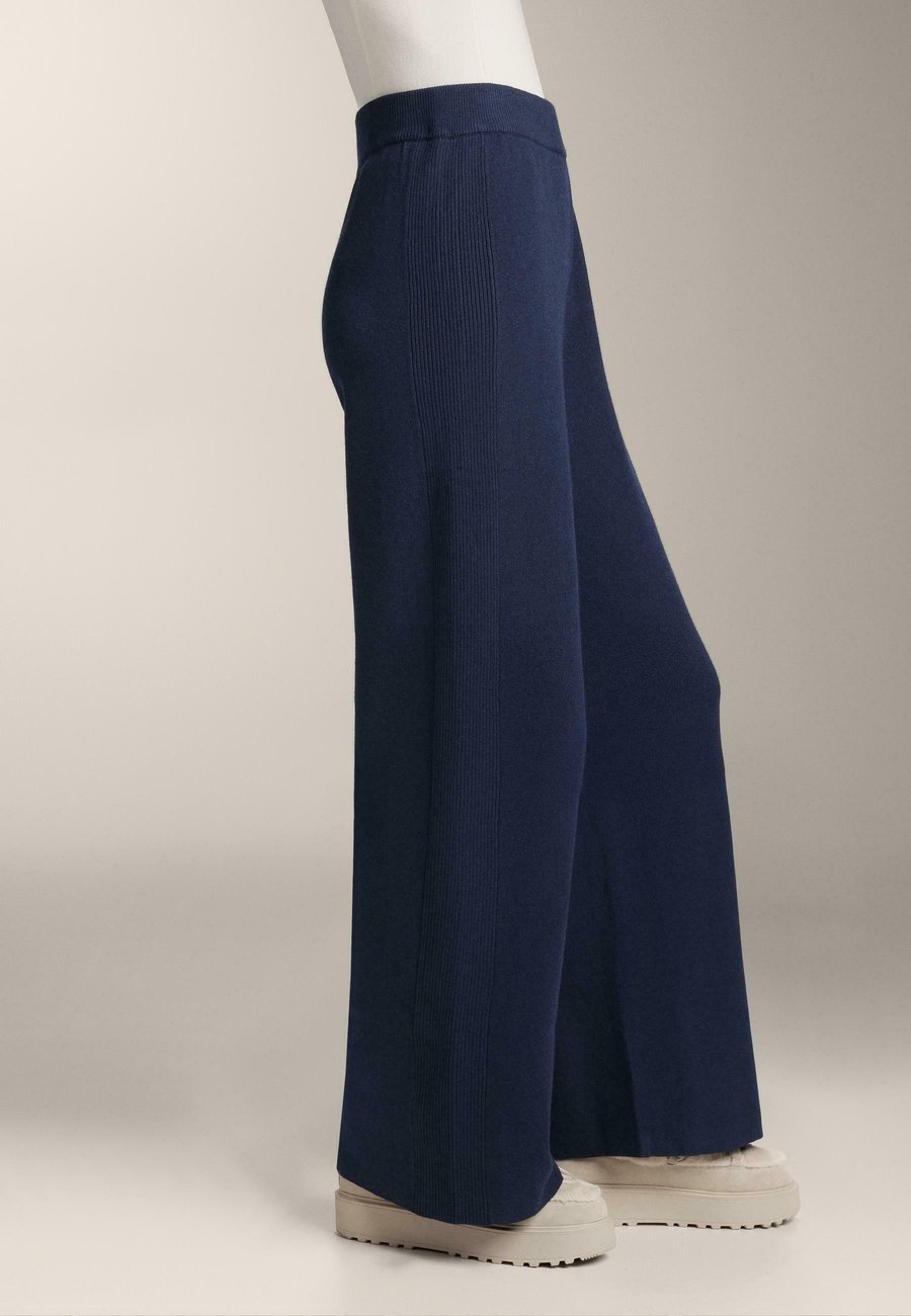 Брюки OYSHO STRAIGHT-LEG KNIT WITH SIDE RIB, Metallic Blue
Брюки OYSHO STRAIGHT-LEG KNIT WITH SIDE RIB, Metallic Blue