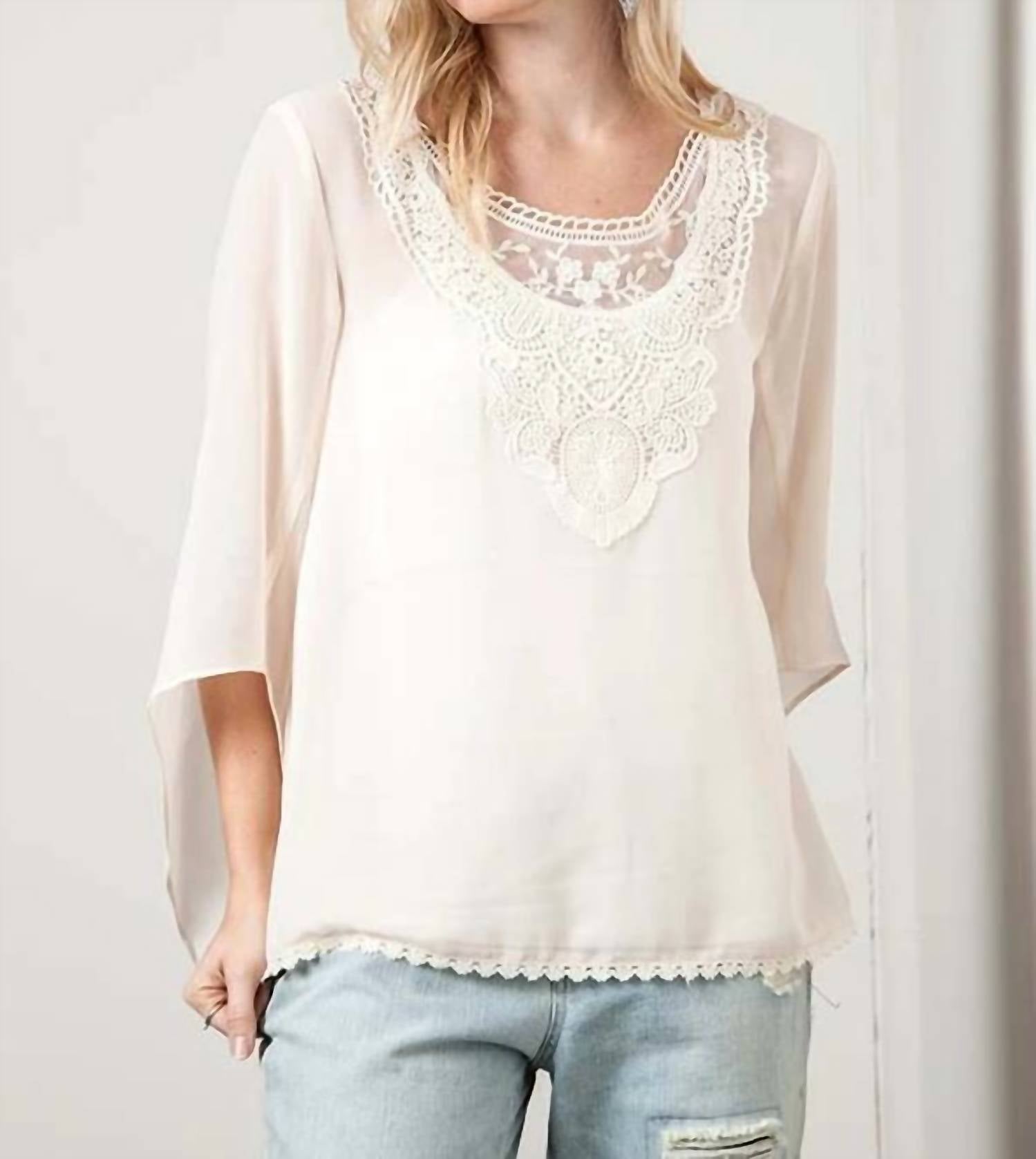 Кремовая блузка с кружевной вставкой и округлым вырезом KORI
Кремовая блузка с кружевной вставкой и округлым вырезом KORI