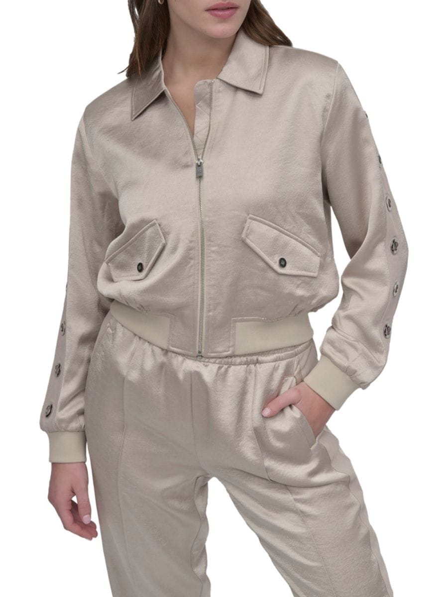 Тканая куртка-бомбер с логотипом и люверсами DKNY, цвет Pebble
Тканая куртка-бомбер с логотипом и люверсами DKNY, цвет Pebble