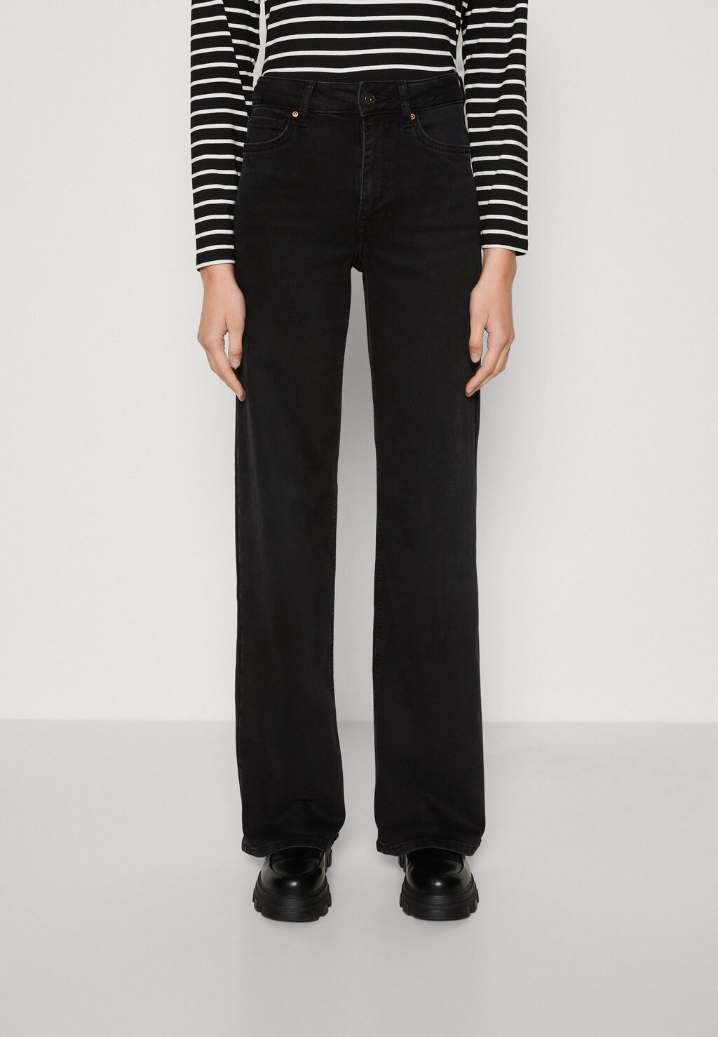 Джинсы-сигареты ONLY 
Джинсы-сигареты ONLY