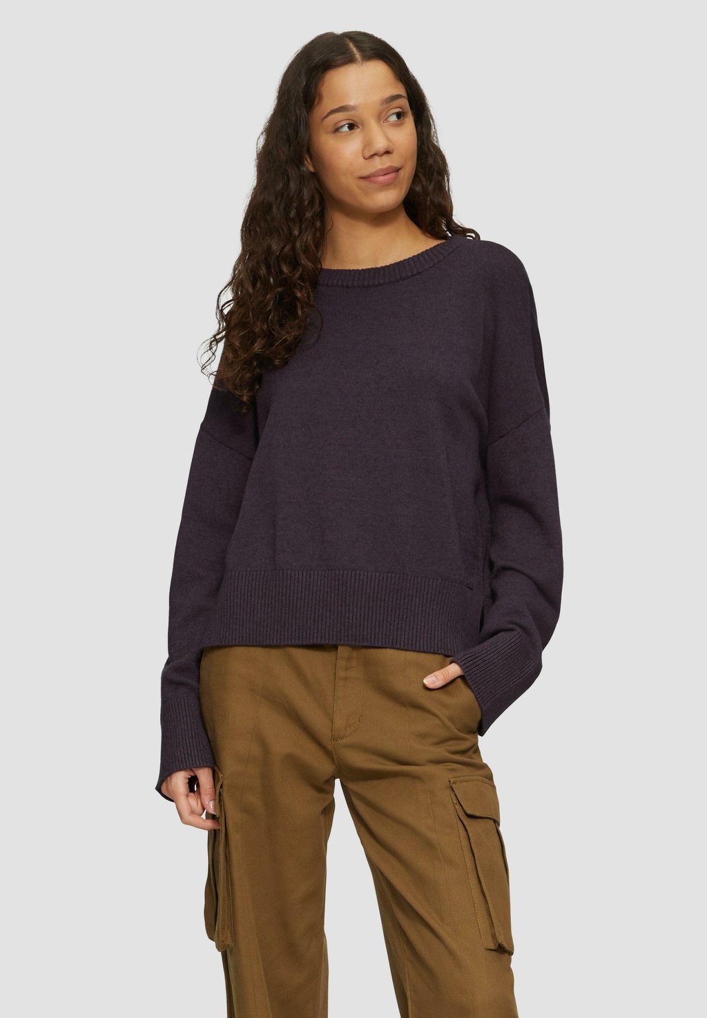 Джемпер MIT SEITLICH GESCHLITZTEM SAUM QS, фиолетовый 
Джемпер MIT SEITLICH GESCHLITZTEM SAUM QS, фиолетовый