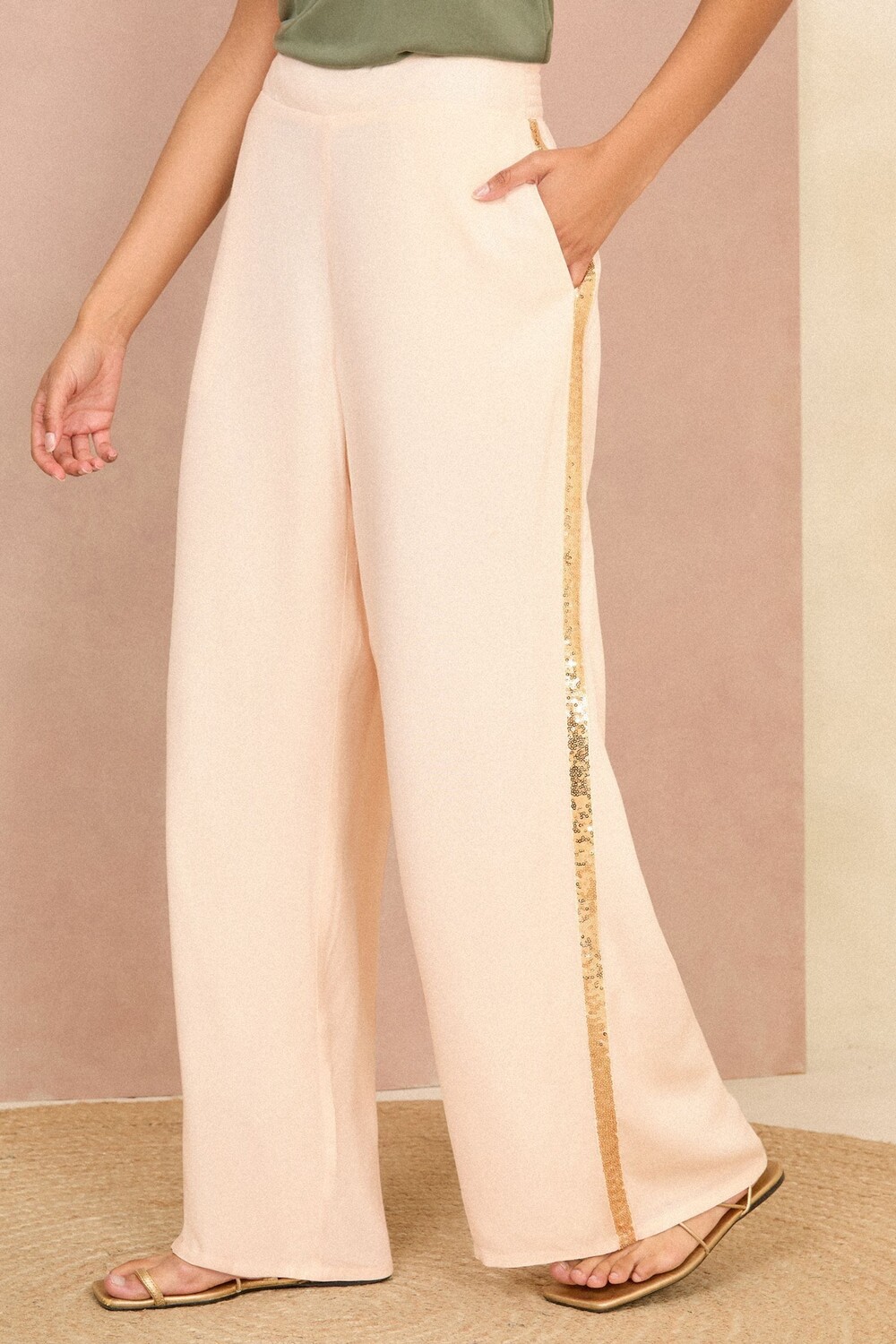 Легкие широкие брюки с боковыми вставками Love & Roses, бежевый
Легкие широкие брюки с боковыми вставками Love & Roses, бежевый