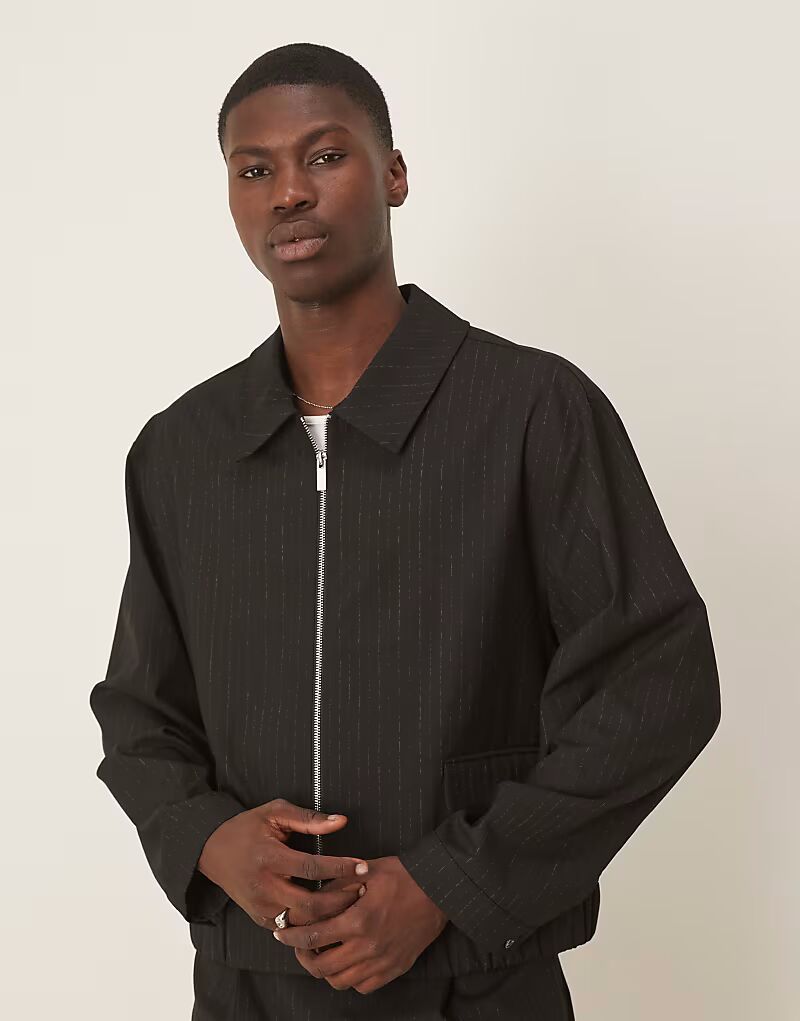 Элегантный жакет-куртка в тонкую черную полоску Asos Design
Элегантный жакет-куртка в тонкую черную полоску Asos Design