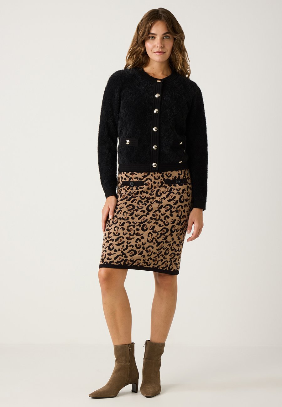 Юбка More & More FIGURBETONTER, Leo Jacquard/Black
Юбка More & More FIGURBETONTER, Leo Jacquard/Black