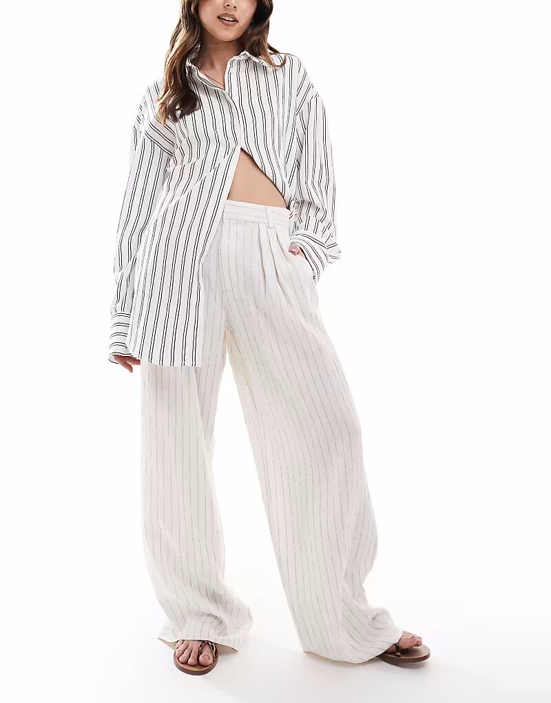 Широкие брюки Stradivarius со складками спереди в полоску цвета экрю
Широкие брюки Stradivarius со складками спереди в полоску цвета экрю