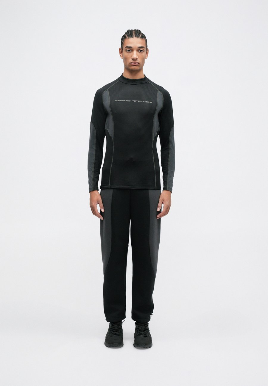 Топ Nike Sportswear PRO THERM, Black/Anthracite/Black
Топ Nike Sportswear PRO THERM, Black/Anthracite/Black