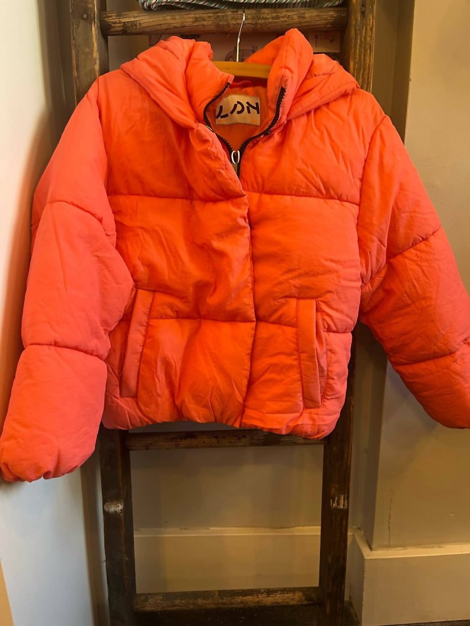 Детская пуховая куртка в неоново-лососевом цвете LOSAN 
Детская пуховая куртка в неоново-лососевом цвете LOSAN